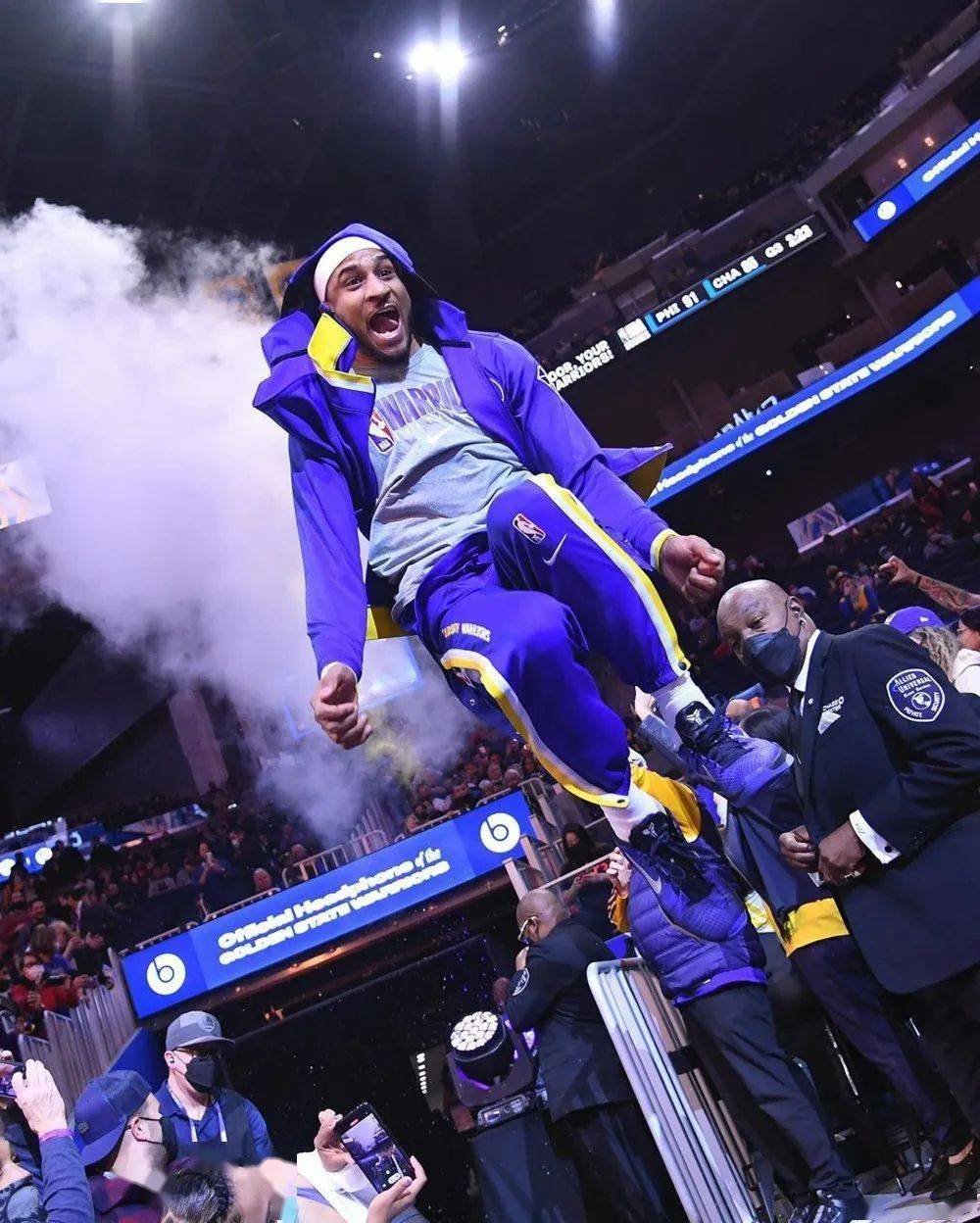 nba 比赛的风头,比赛的双方是詹姆斯的母校——圣文森特圣玛丽高中