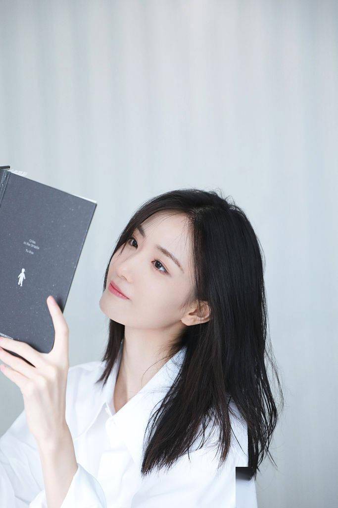 张垚酒店写真清新文艺捧书本托腮浅笑氛围感拉满