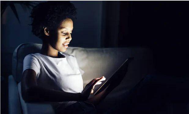 相关性|还熬夜吗？研究称“夜猫子”幸福感低，可能因缺少爱和关怀