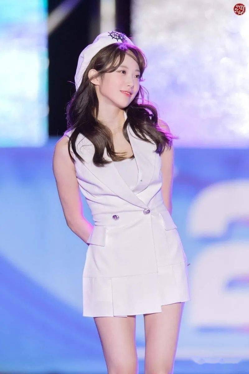 穿着白色海军风服装的这位女团爱豆真的就像人偶一样精致可爱