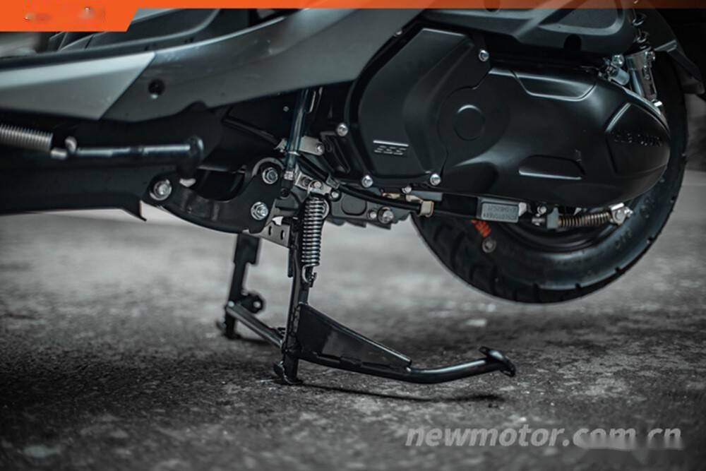 稍显遗憾的是在usr125上面的手动驻车功能被取消了,陡坡停车只能架起