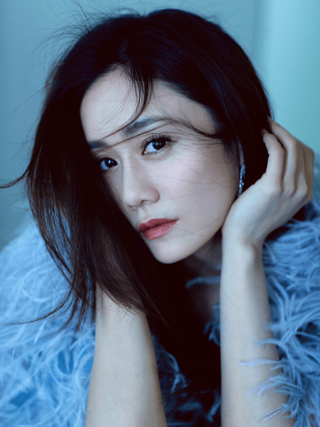 刘芸真给郑钧长脸,一袭蓝色羽毛连衣裙妩媚优雅,高挑又时髦_t恤_身材