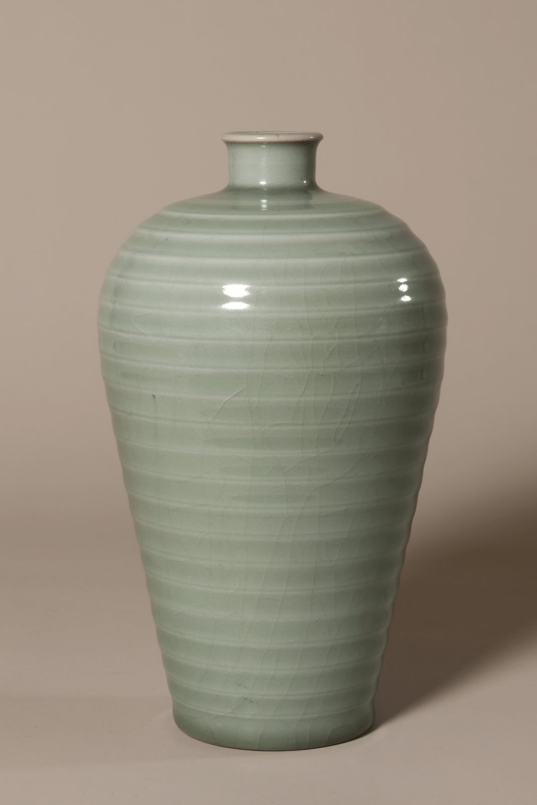 一只南宋官窑青釉钵1150万,一只北宋定窑斗笠式碗1322.