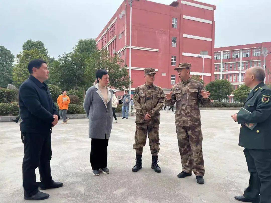 党委书记罗红芳介绍学校征兵工作情况祝怀利在学校指导