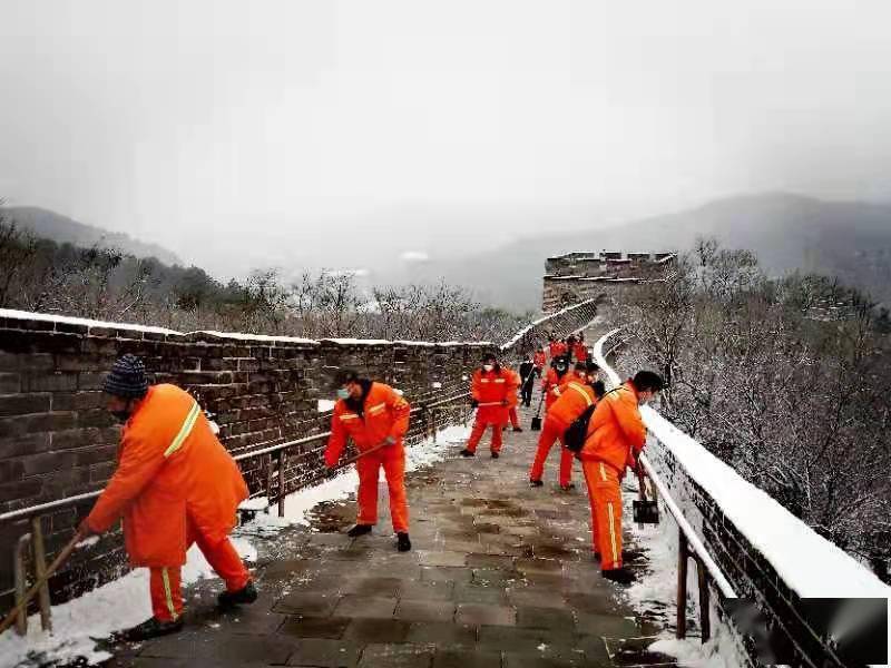 景区|雪中八达岭长城，这道橘红色“风景”也很美