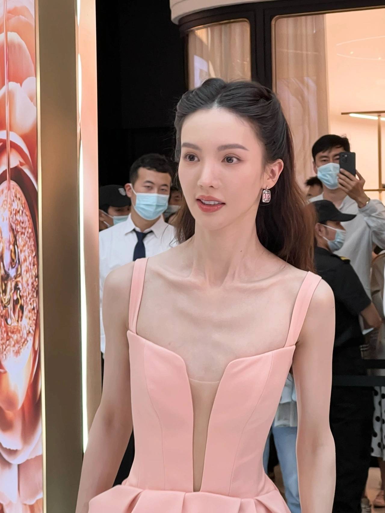 上刷到了一组金晨的生图原来这就叫白到发光啊