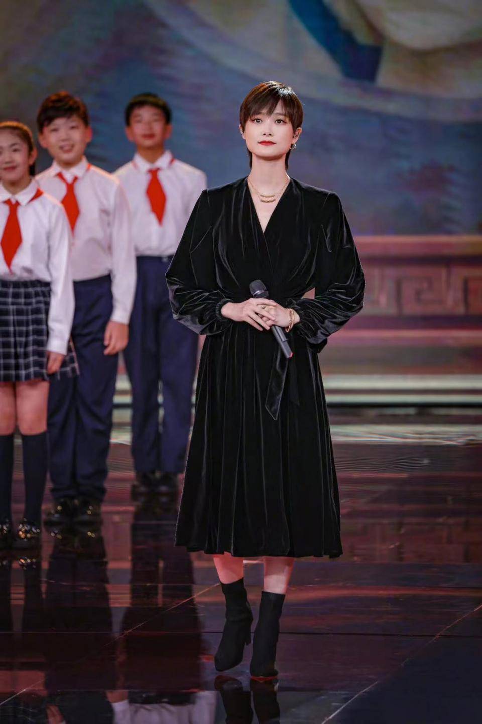 李宇春身穿黑色连衣裙,端庄优雅,气质不一般_nice_look_风格