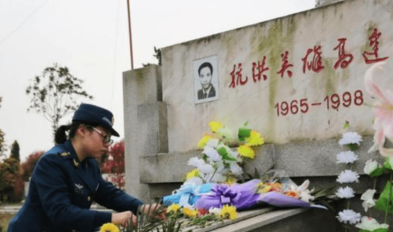 98年抗洪抢险战士高建成牺牲后女儿继承父亲遗志做起中国兵