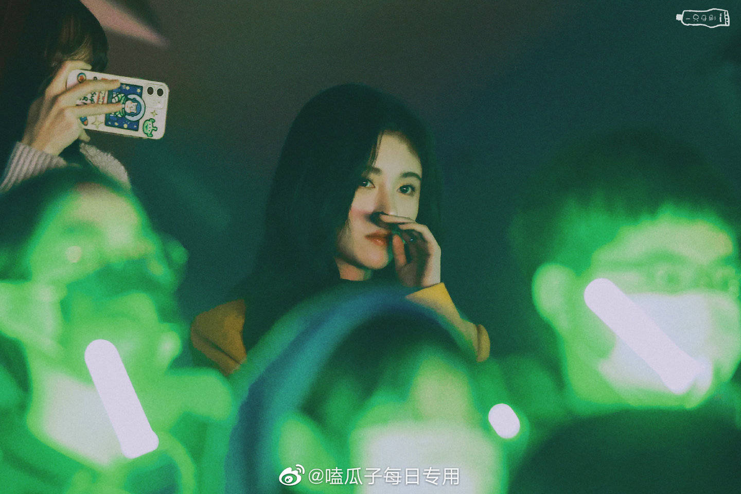 鞠婧祎去林思意毕业公演现场图,港风小鞠好美!_林思意_现场图_风小鞠