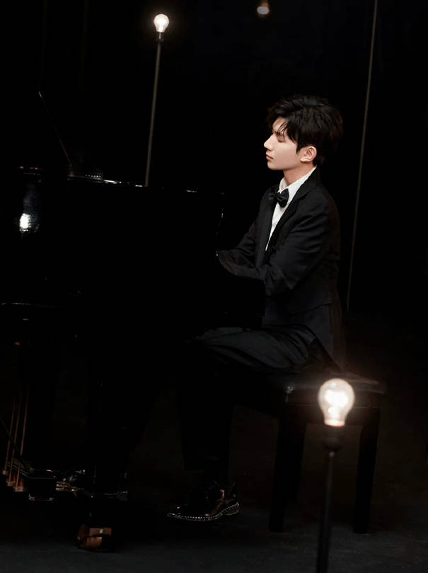 王源《穿过寒冬拥抱你》mv花絮图 一身黑色西装白衬衫……_弹钢琴_小