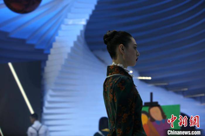 服装 2021青岛时装周启幕 聚焦中韩服装设计新潮流