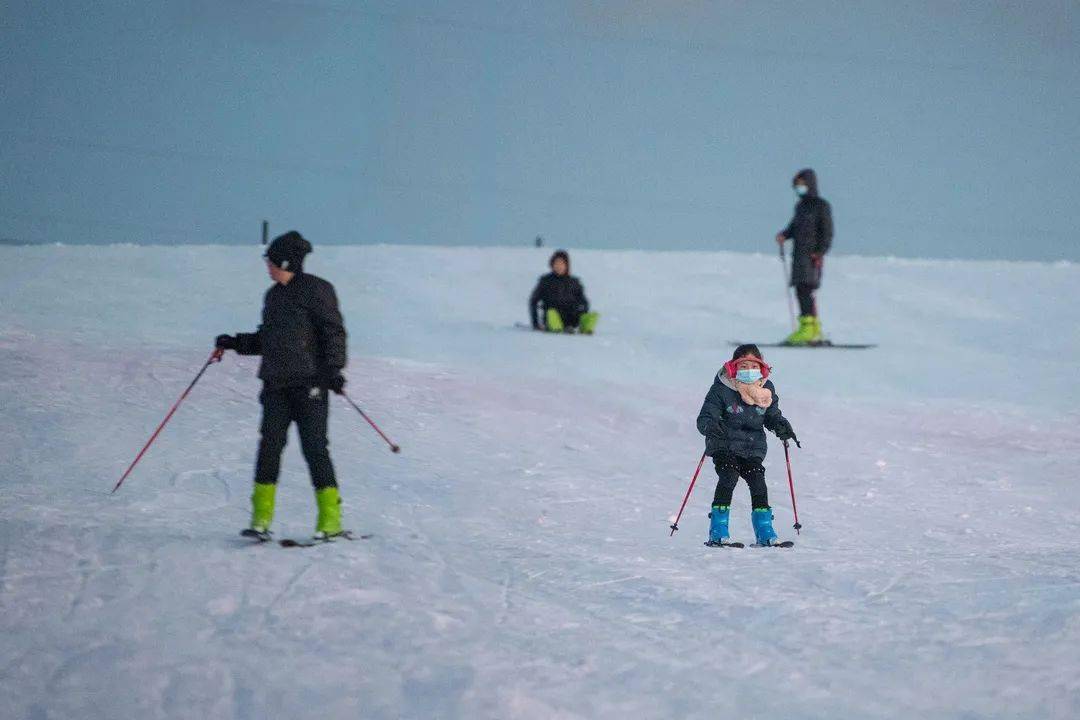 西夏风情园滑雪场开业宠粉快来雪场开板吧