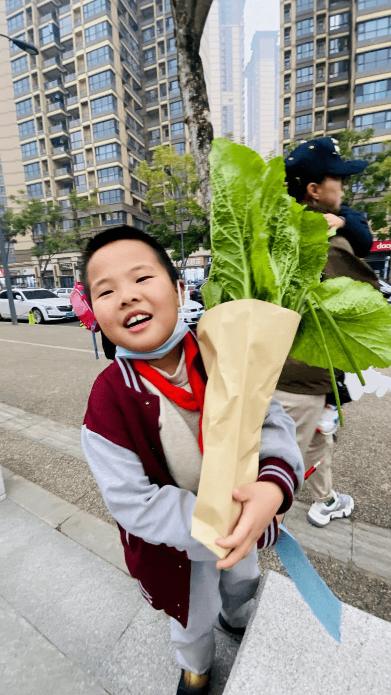 拿着菜篮卖起了蔬菜在天府新区元音小学门口近日"叔叔阿姨,你们买菜吗