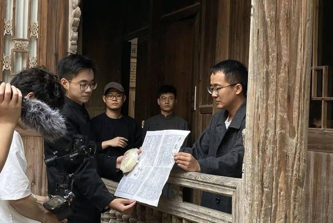 摄制组马上辗转紫金港校区,在气温骤降的大西区进行了"沙漠之梦"夜戏
