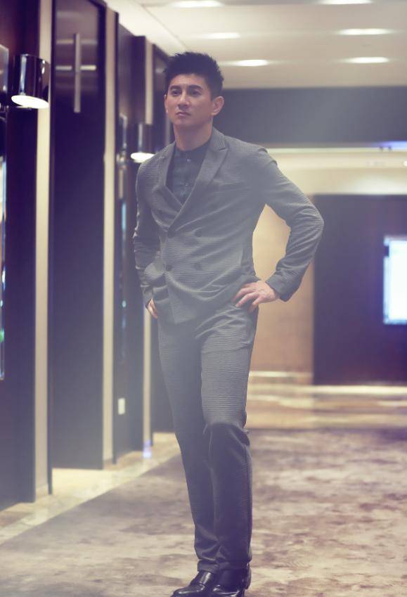 吴奇隆的西装造型很有皇家气质,男明星穿西装并不是什么稀罕事,西装