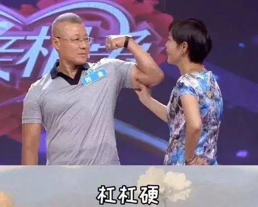 上海上海阿姨街拍火了：穿吊带，做美甲，买菜也要拎LV