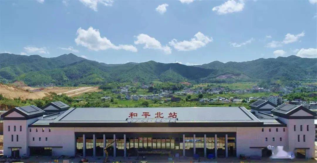 和平北站位于和平县城东北方向的阳明镇均联村,站房总建筑面积为9900