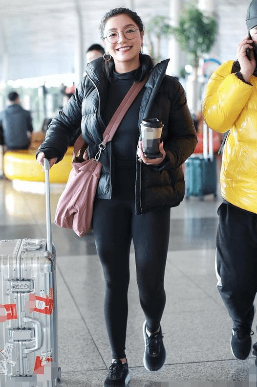 江映蓉身材火辣那是你没有看腿比男人的腿还壮实