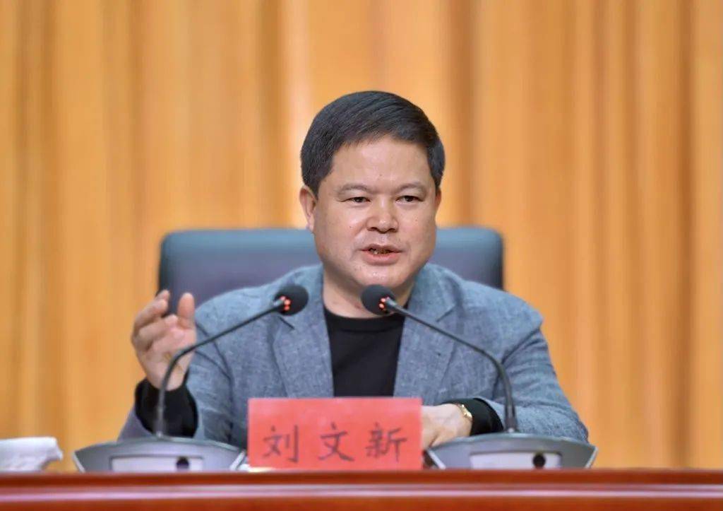 刘文新在兴义师院讲授思政课时勉励师生立下壮志提升修为涵养心境增强