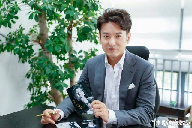 第一部:《悍城》,袁文康在该剧中饰演监狱狱警白振赫.