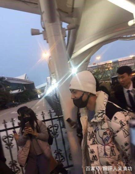 小鬼王琳凯"吻照风波"后首现身:心情大好,与女粉丝开心热聊_鲁芳岐