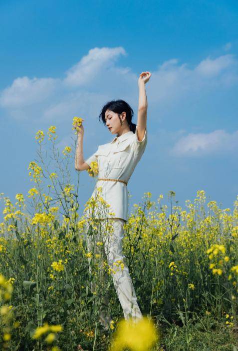 万茜油菜花写真释出 白色套装上身干练优雅 女人味十足 气质 身材 御姐
