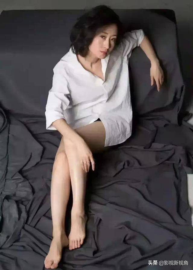 刘敏涛的"衬衣大片"火了,光脚出镜眼神迷离,网友:以为是许晴_身材_女