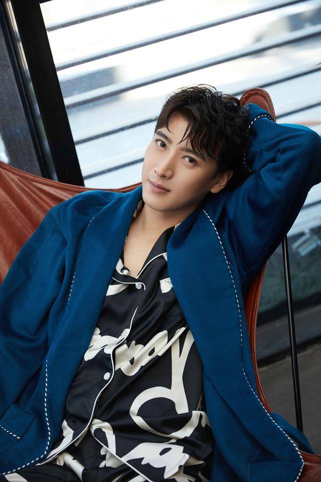 应昊茗睡衣外穿演绎极致慵懒风