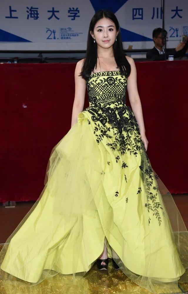 张含韵长相甜美身材又饱满穿抹胸连衣裙走红毯气质好撩人