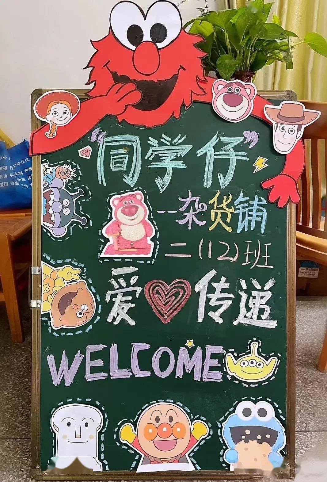 咱们可以在招贴上写上店铺的名字,比如"xx的爱心小铺",或是"爱心义卖"