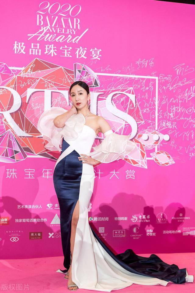 娄艺潇一身优雅礼服现身活动小肚子有些突出了