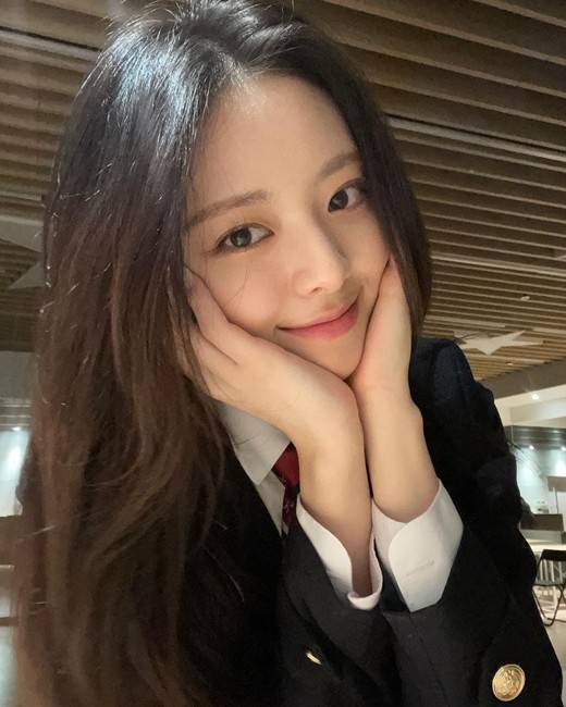 韩国女团itzy成员yuna社交网站发布校服自拍照