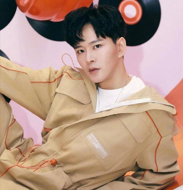 往昔长青映白衣,而今客行伴飞絮 趣说人名叶白衣的扮演者黄宥明_容