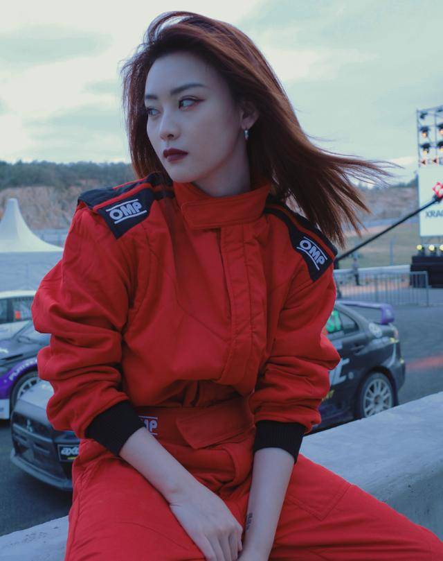 尚语贤穿一套红色的机车服中分造型和kiko留齐刘海反差很大