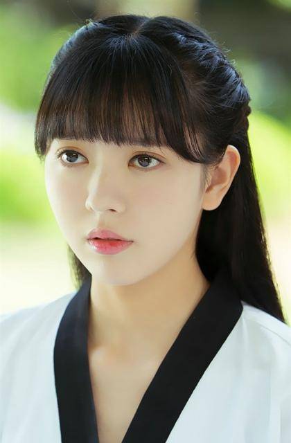 00后灵气美少女,娱乐圈劳模,新剧搭档吴奇隆任女主走红_蜀山_雨婷