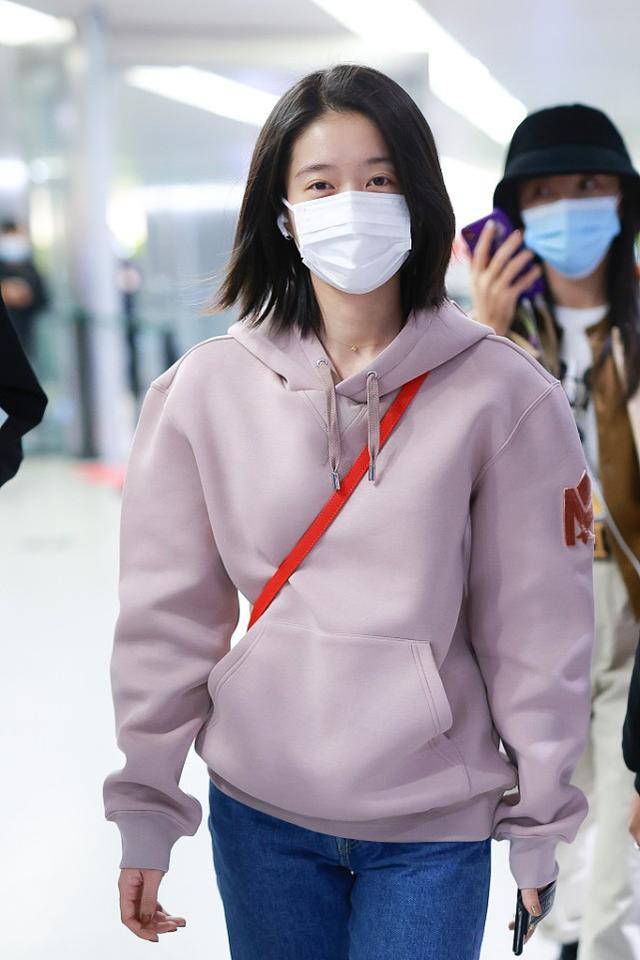 张雪迎太任性了不仅穿的普普通通还没化妆就敢出门