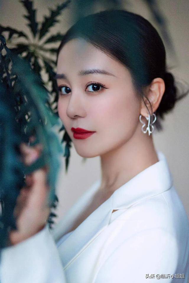 海陆,拥有温婉淑女的邻家女孩形象,性感动人的气质也无可挑剔_少女