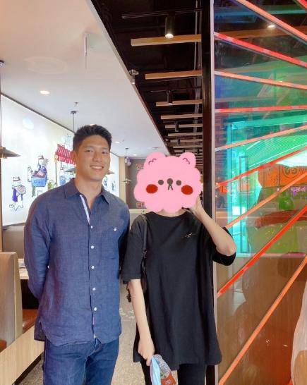 吴永恩现身新店开业典礼剪彩环节细节暴露修养王子文捡到宝了