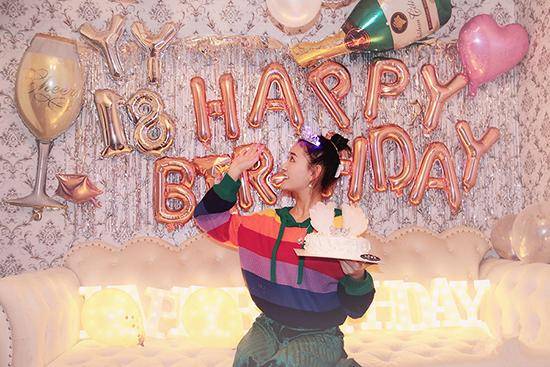 蒋依依18岁生日晒美照为父母下厨