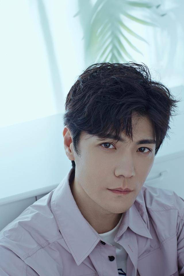 季晨曝光初秋时尚look 冷暖之间尽显纯粹魅力_古潼京_黑眼镜_平台