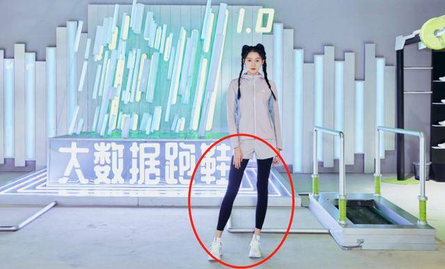 关晓彤穿紧身裤无一丝赘肉勒出大腿缝隙裤子太短露出一截脚踝