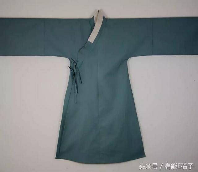 直身是明代的一种重要服饰,与道袍,直裰一样是明代士人所穿着的重要