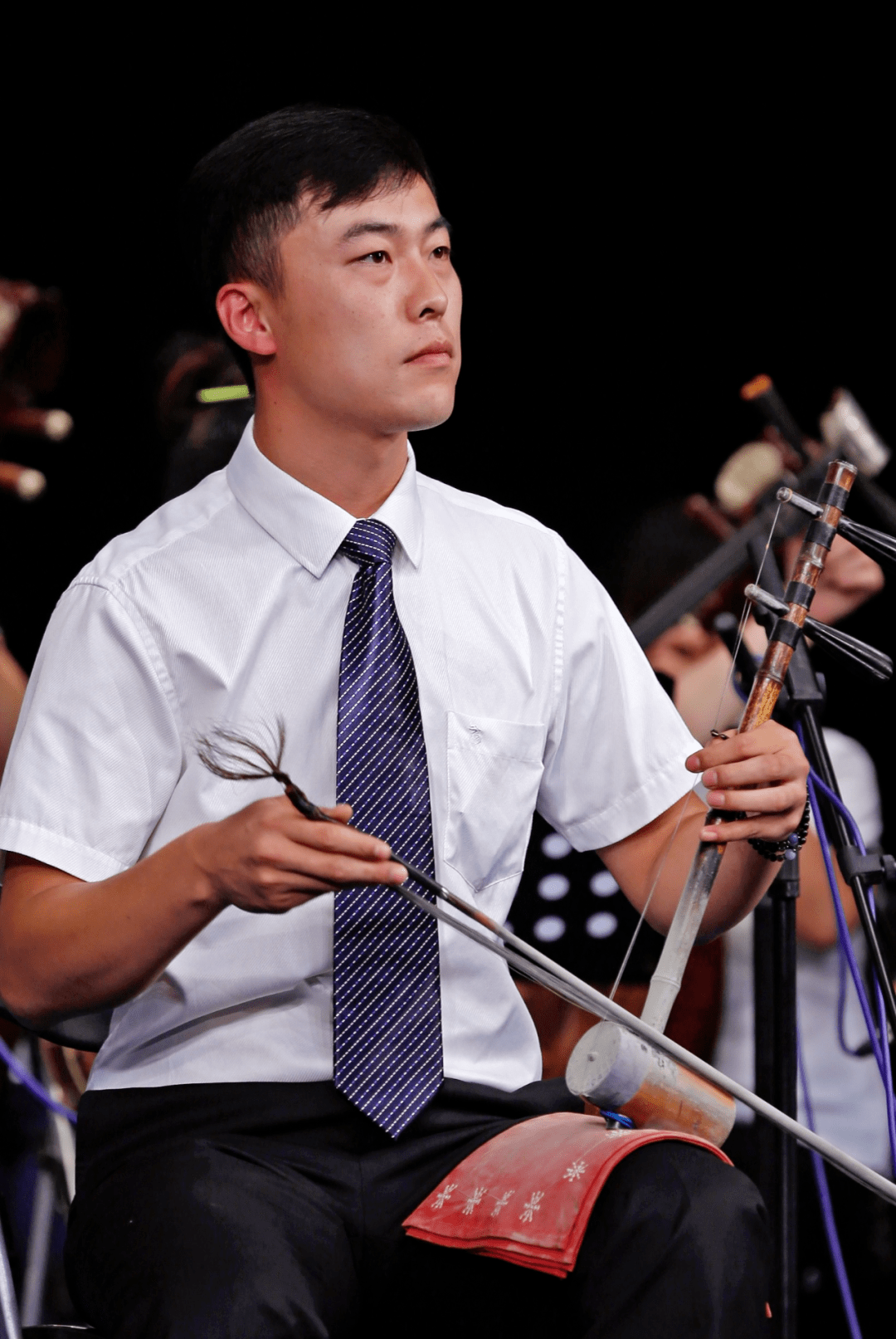 烟台京剧院优秀琴师 杨镇瑜杨镇瑜,烟台市京剧院优秀京胡演奏师.