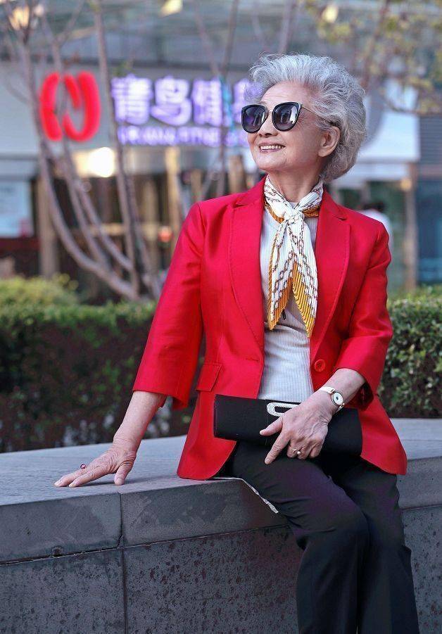 忙着美丽忘记变老91岁中国奶奶不靠颜值凭穿搭超越同龄人