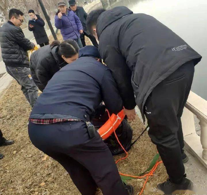 【共同关注】唐山一女子跳河轻生,原因._落水_报警_群众