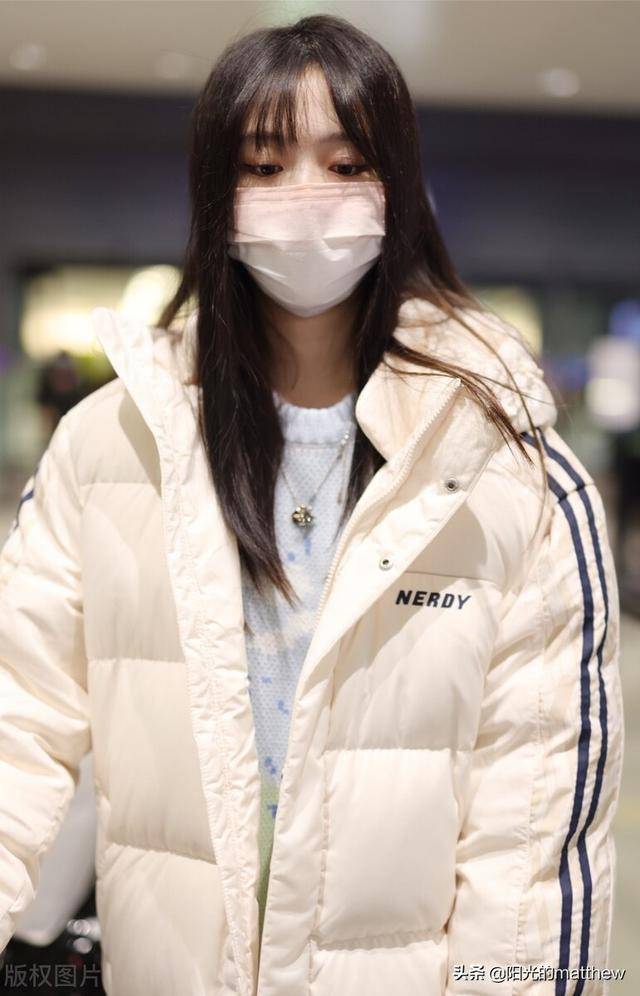 街拍费沁源身穿白色羽绒服搭铅笔裤眼神迷人身材尽显