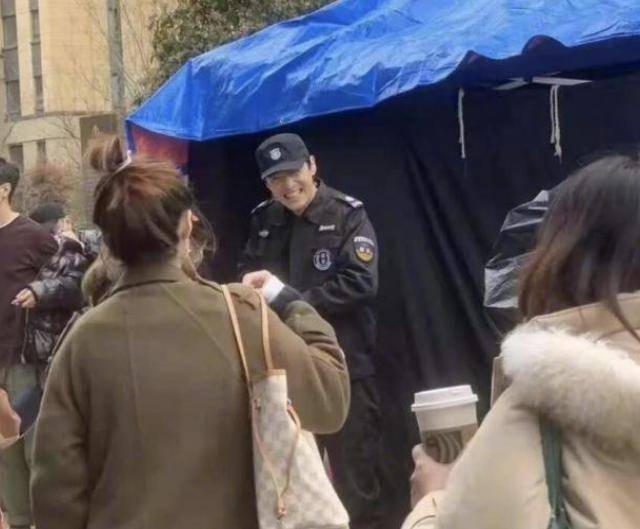 任达华近况逃离了男厕所迅速抽上裤子
