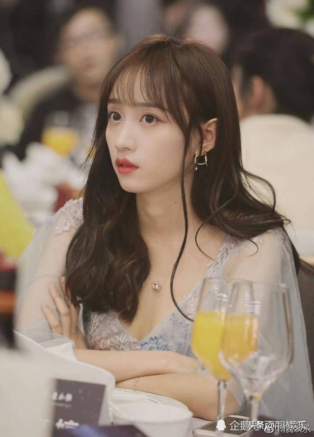 snh48黄婷婷出席"坚持爱"慈善夜,甜美可爱,身材成焦点_新剧_镂空_作为