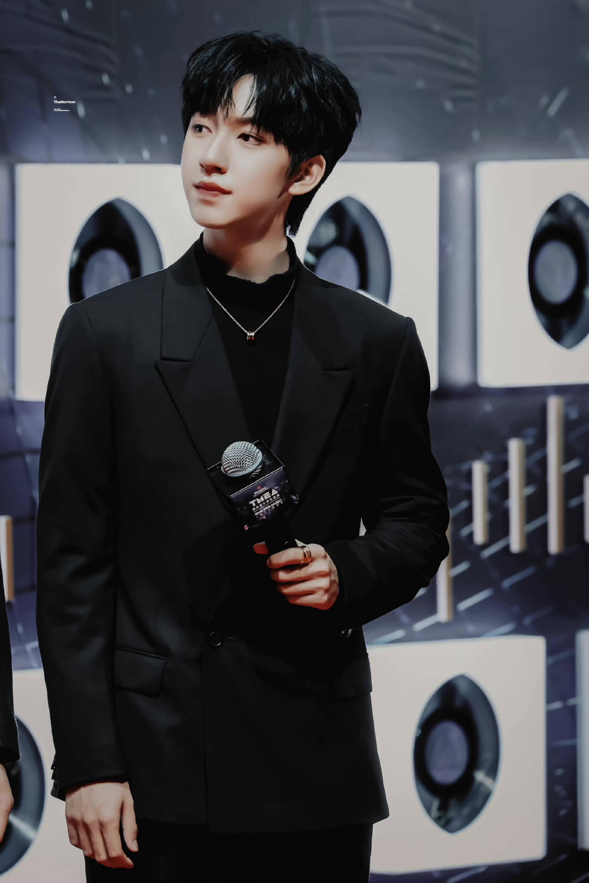 hjl 贺峻霖tmea红毯造型 黑色打底高领毛衣77黑色西装……_all_小贺