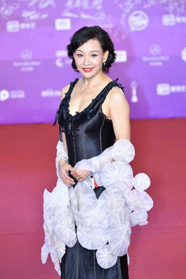 58岁陈冲果然是"冻龄女神",盘发搭配吊带连衣裙走红毯,真减龄_颜色